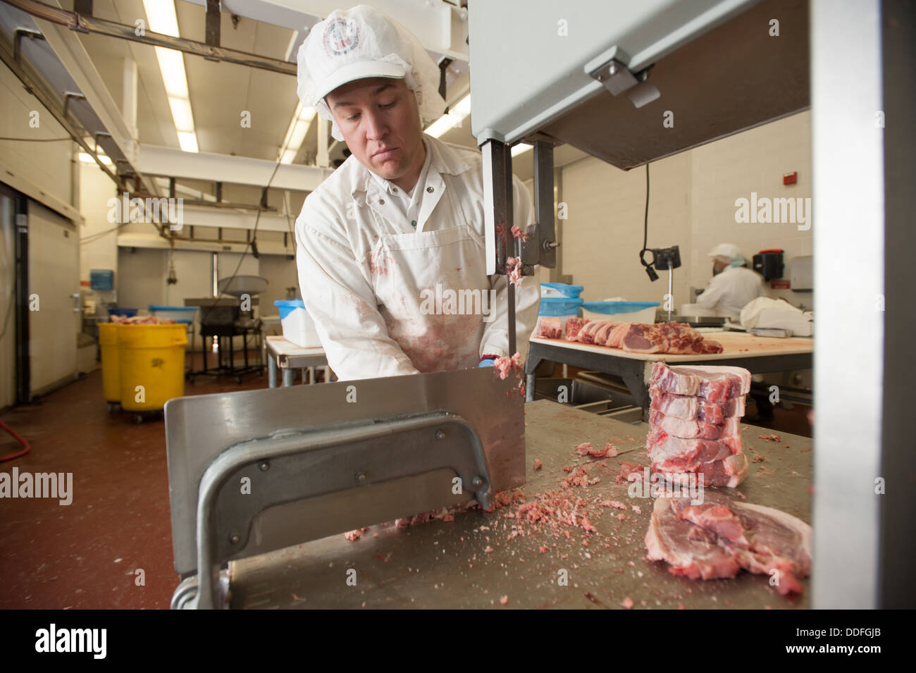 Metzger Schneiden von Fleisch im Schlachthof Stockfoto