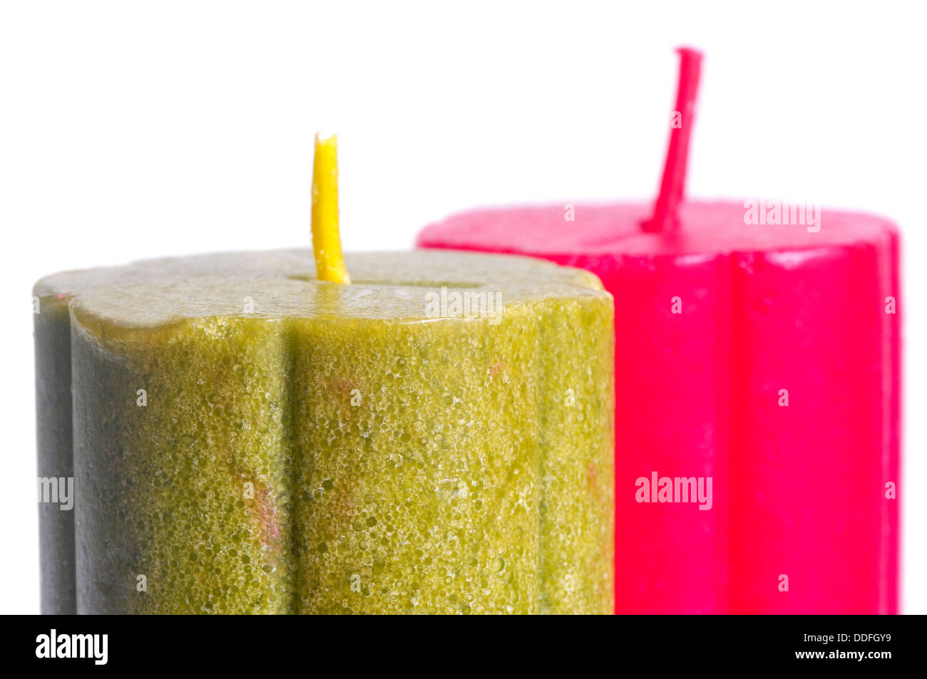 Zwei Weihnachts-Dekoration Kerzen auf weiß Stockfoto