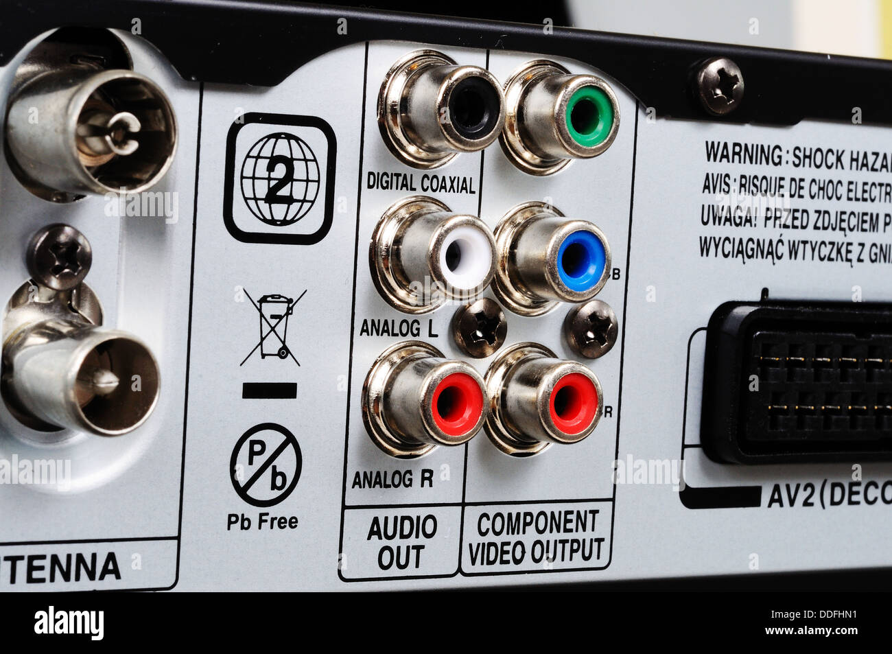 Cinch-/Cinch-Buchsen an der Rückseite des Videogeräts. Stockfoto