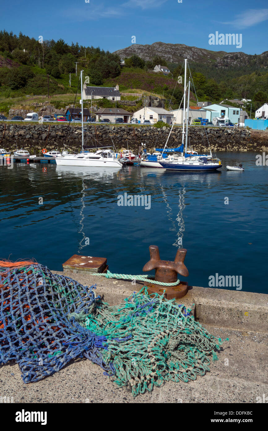 Hafen mit Booten, Hafen mit Yachten und blauen Meeres und des Himmels, Gairloch, Nordwesten Schottlands Stockfoto