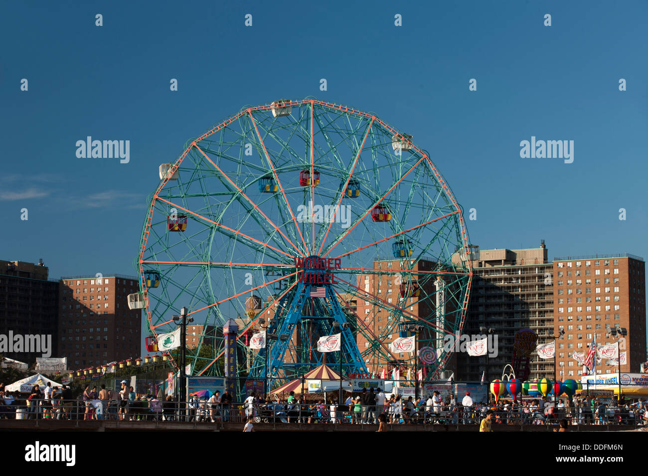DENO ES WONDER WHEEL AMUSEMENT PARK CONEY ISLAND BROOKLYN NEW YORK CITY USA Stockfoto