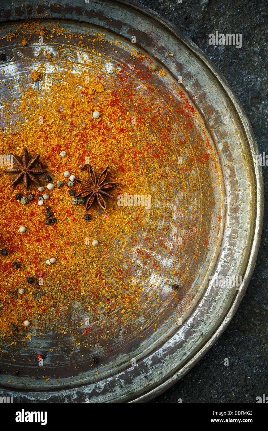 Gewürze auf Platte Stockfoto