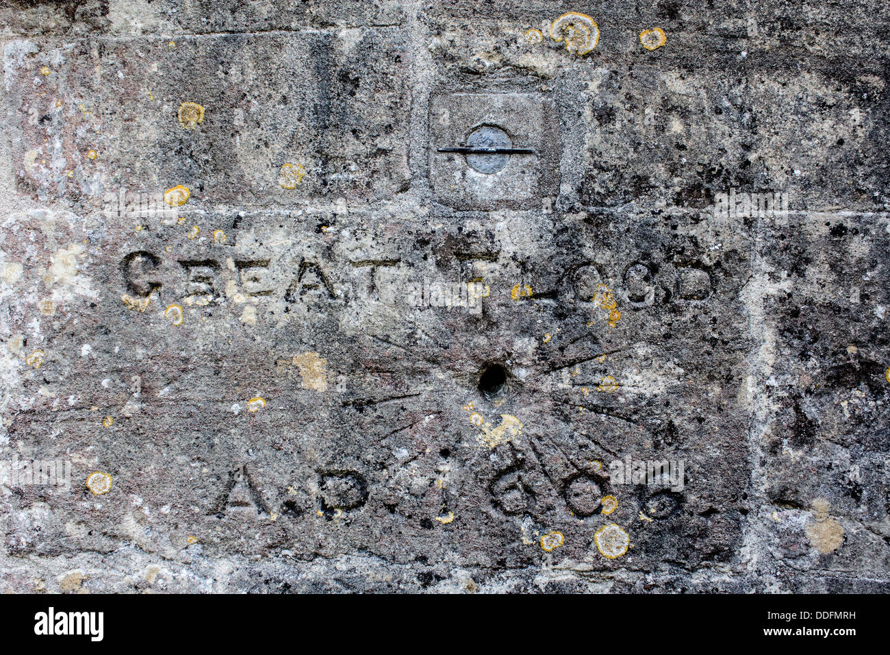 Markierung auf der Wand der Kirche Veranda zeigt der großen Flut von 30. Januar 1607 Redwick Newport Wales UK Stockfoto