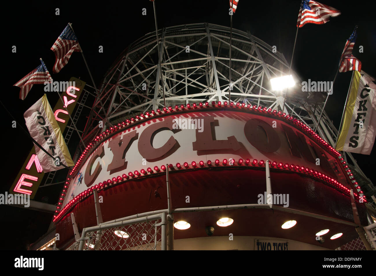 CYCLONE ACHTERBAHN (©VERNON KEENAN 1927) ASTROLAND VERGNÜGUNGSPARK CONEY ISLAND BROOKLYN NEW YORK USA Stockfoto