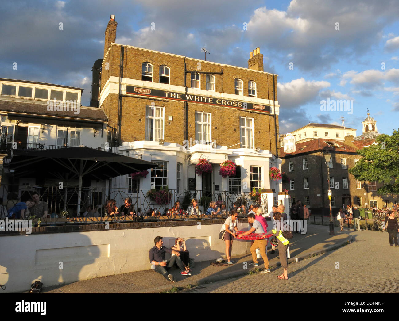 Menschen entspannen in der White Cross Taverne an einem Sommerabend neben der Themse in Richmond, London Stockfoto