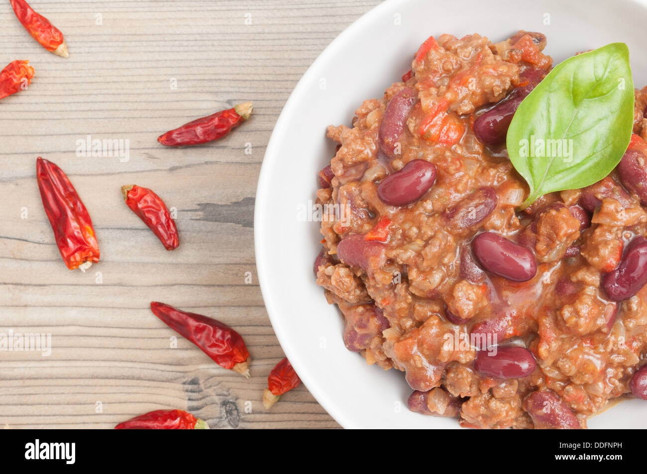 Draufsicht der Chili Con Carne in Schüssel weiß und rote Chilischote Stockfoto