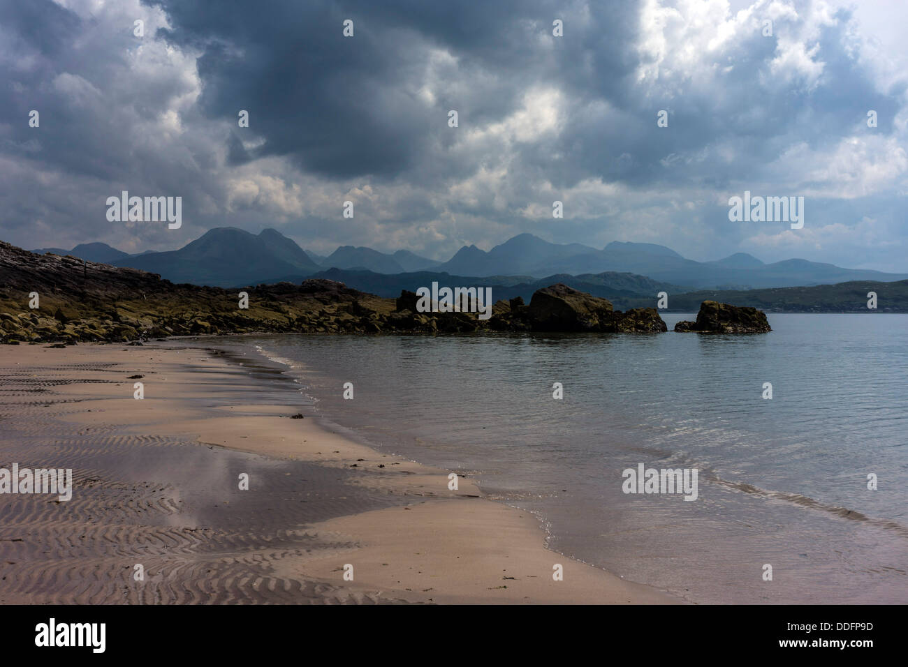 Menschenleeren Sandstrand, Meer und Himmel, Gairloch, Nordwesten Schottlands Stockfoto