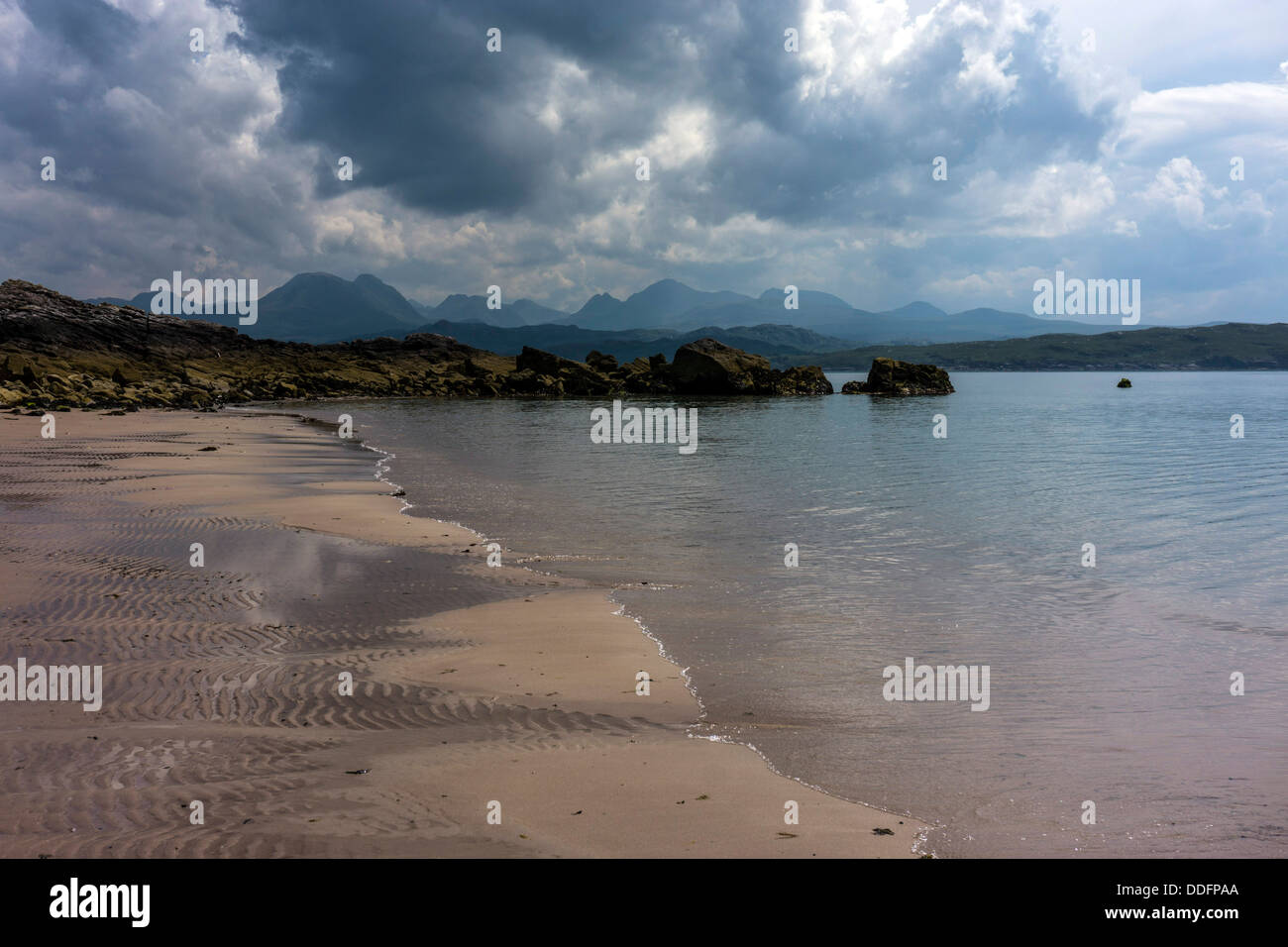 Menschenleeren Sandstrand, Meer und Himmel, Gairloch, Nordwesten Schottlands Stockfoto