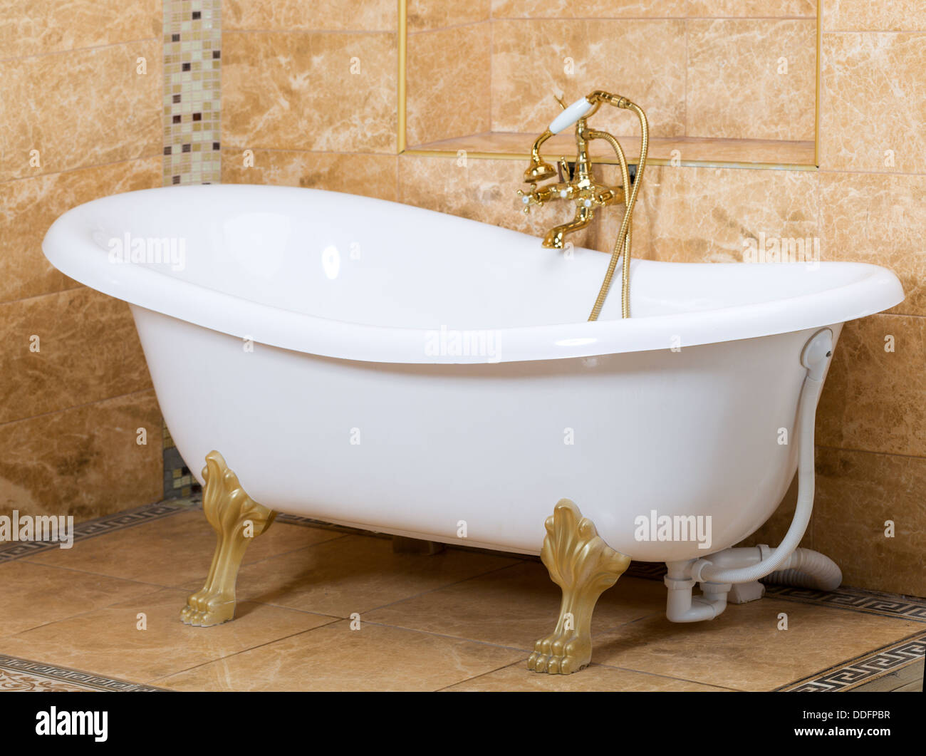 Innere des Luxus-Badezimmer mit goldenen Armaturen Stockfoto