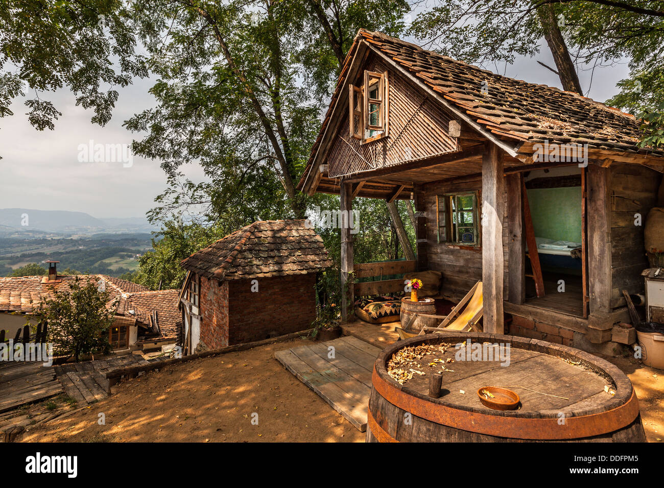 Holzhaus im Wald, Haus aus natürlichen Materialien hergestellt. Stockfoto