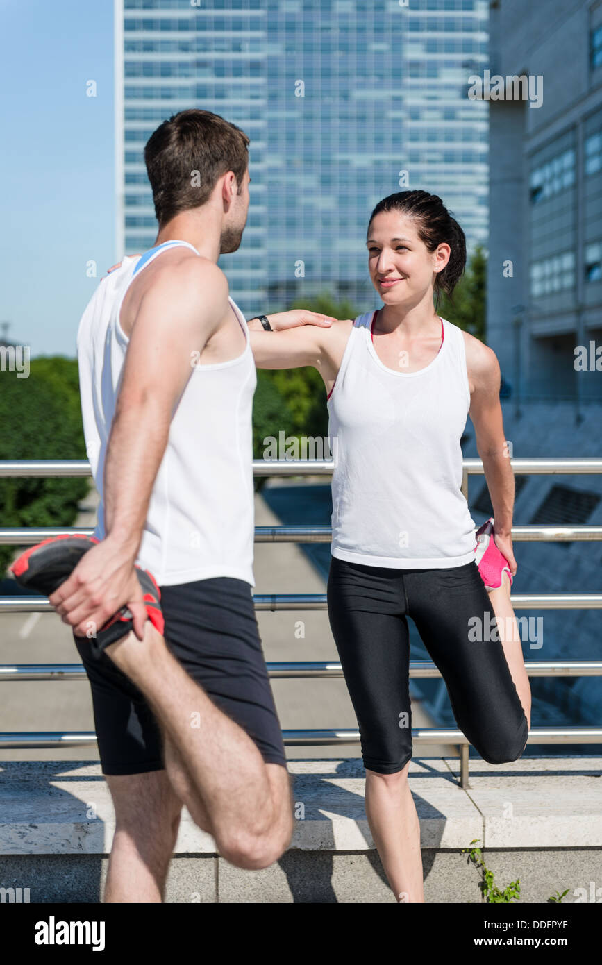 Paar zu trainieren und dehnen Sie Muskeln vor sportlichen Aktivitäten in der Stadt Stockfoto