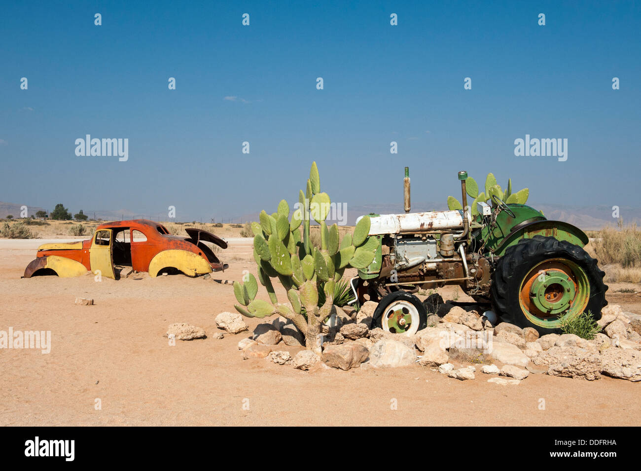 Auto und Traktor Wrack bei Solitaire, Khomas Region, Namibia Stockfoto