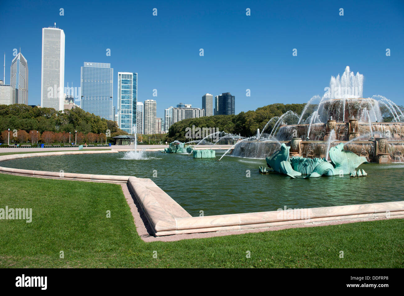 BUCKINGHAM BRUNNEN (© EDWARD BENNETT / MARCEL LOYAU 1927) GRANT PARK SKYLINE VON DOWNTOWN CHICAGO ILLINOIS USA Stockfoto