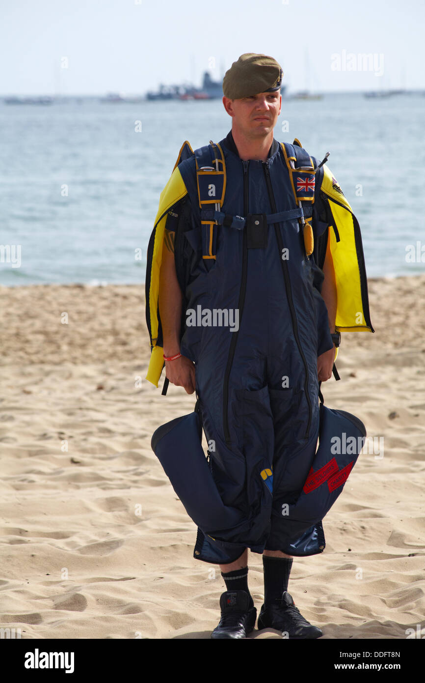 Mitglied der Tiger Freefall Fallschirm Display Team, Tiger die Stellung der britischen Armee an den Strand, Bournemouth Air Festival, Dorset UK September 2013 Stockfoto