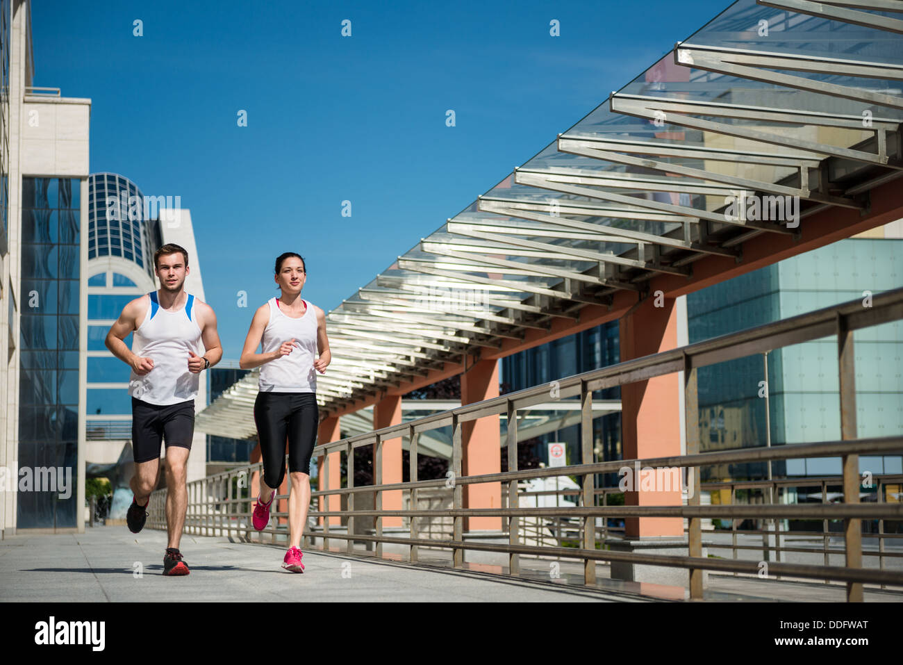 Junge sport paar zusammen in städtischen Umgebung joggen Stockfoto