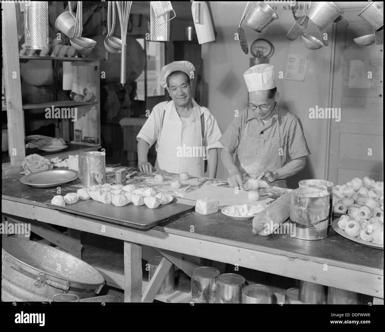 Topas, Utah. Köche des japanischen Geschlechtes machen Apfeltaschen für das Abendessen an diesem Relocation... 538671 Stockfoto