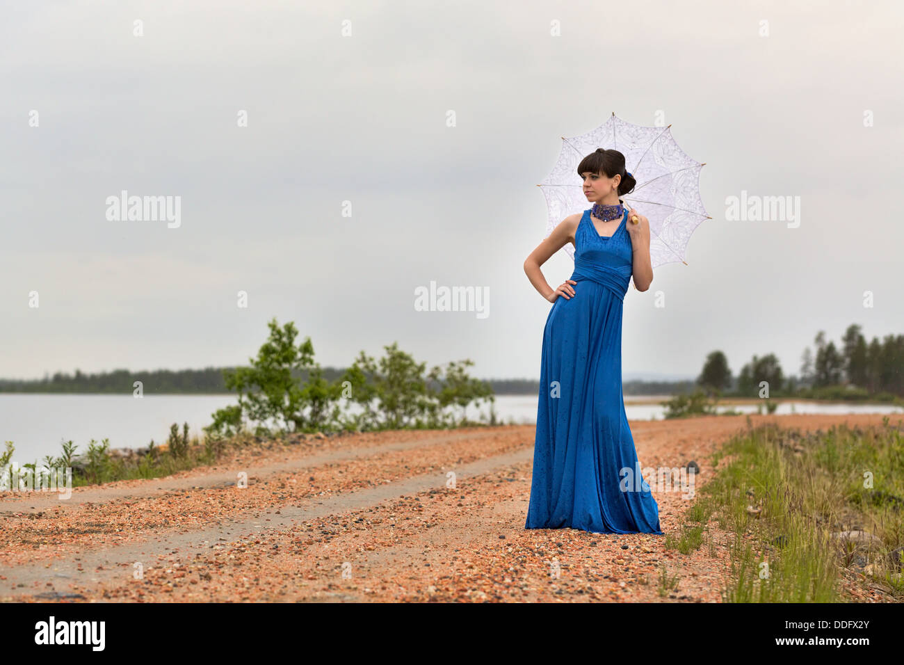 Schönen dunklen Haaren Modell ein Spaziergang durch den Wald. Märchen-Einstellung. Stockfoto