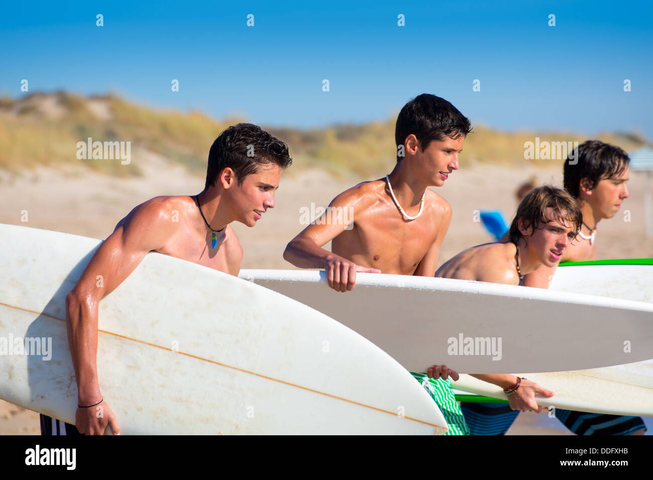 Teen jungen Surfer am Strand Ufer halten Surfbretter sprechen Stockfoto