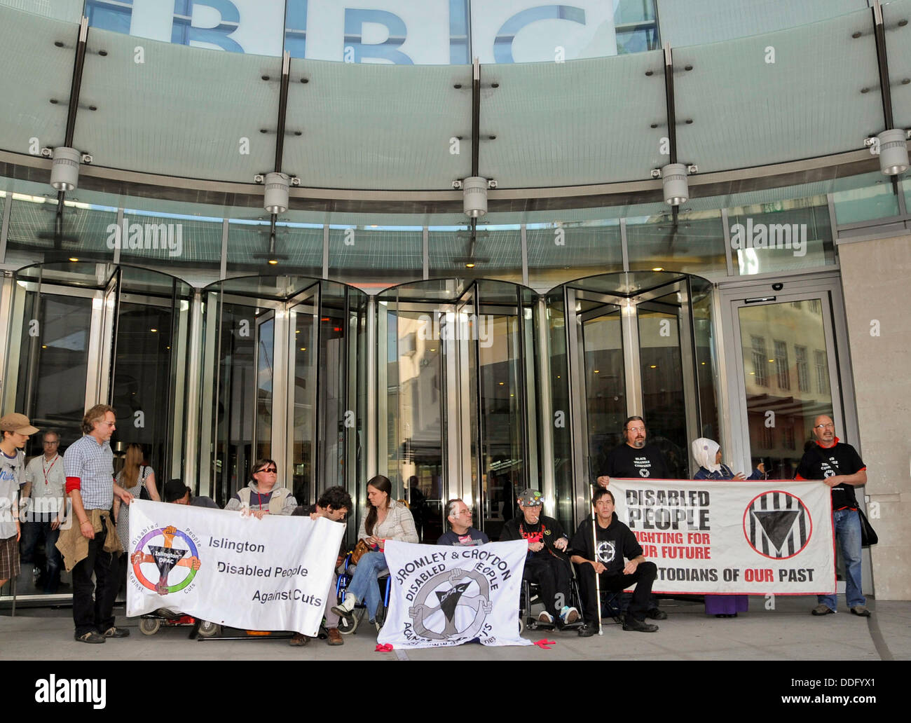 London, UK. 2. September 2013. Mitglieder des Arbeitskreises Protest, behinderte Menschen gegen die Kürzungen (DPAC) blockieren den Eingang für die BBC. Der Protest ist, hervorzuheben, was sie behaupten, ein Mangel an Berichterstattung über die Auswirkungen der Regierung auf Menschen mit Behinderungen in BBC News schneidet Programmierung. Bildnachweis: Pete Maclaine/Alamy Live-Nachrichten Stockfoto