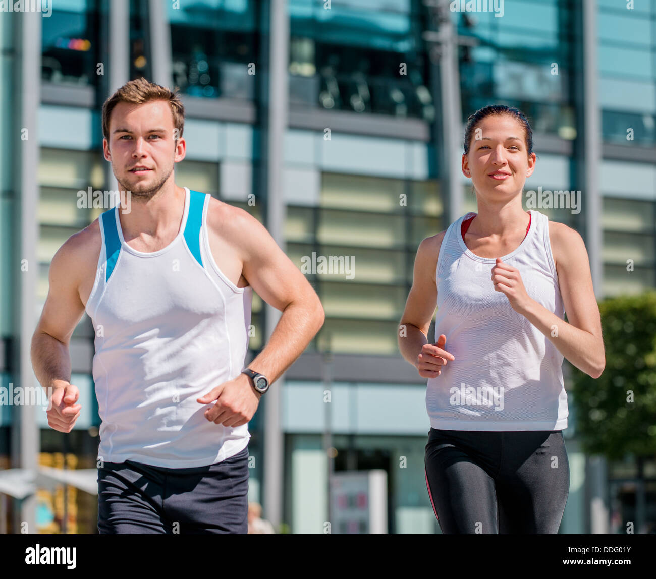Junge sport paar zusammen in städtischen Umgebung joggen Stockfoto