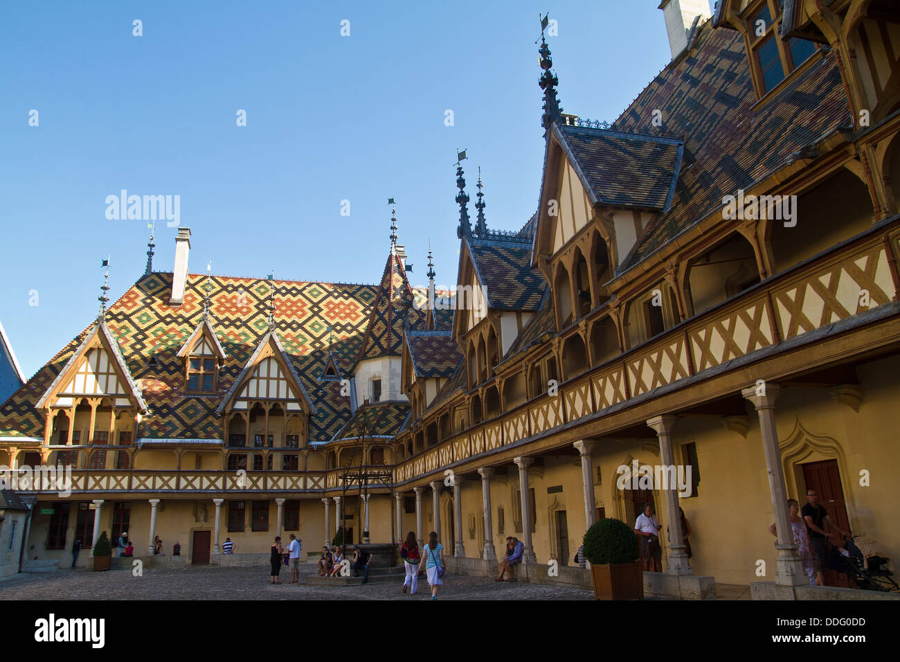 Hof im Inneren der Hospices de Beaune 1443 Frankreich gegründet Stockfoto