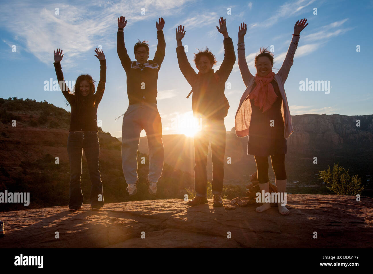 New-Age-Touristen zu grüßen Sonnenaufgang in Sedona AZ Stockfoto