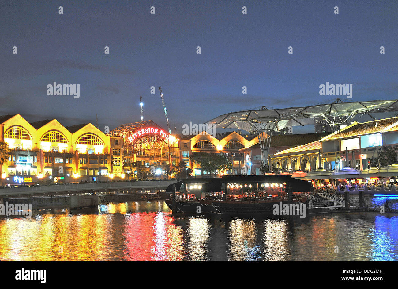 Riverside Point und Clarke Quay in der Nacht, Singapur Stockfoto