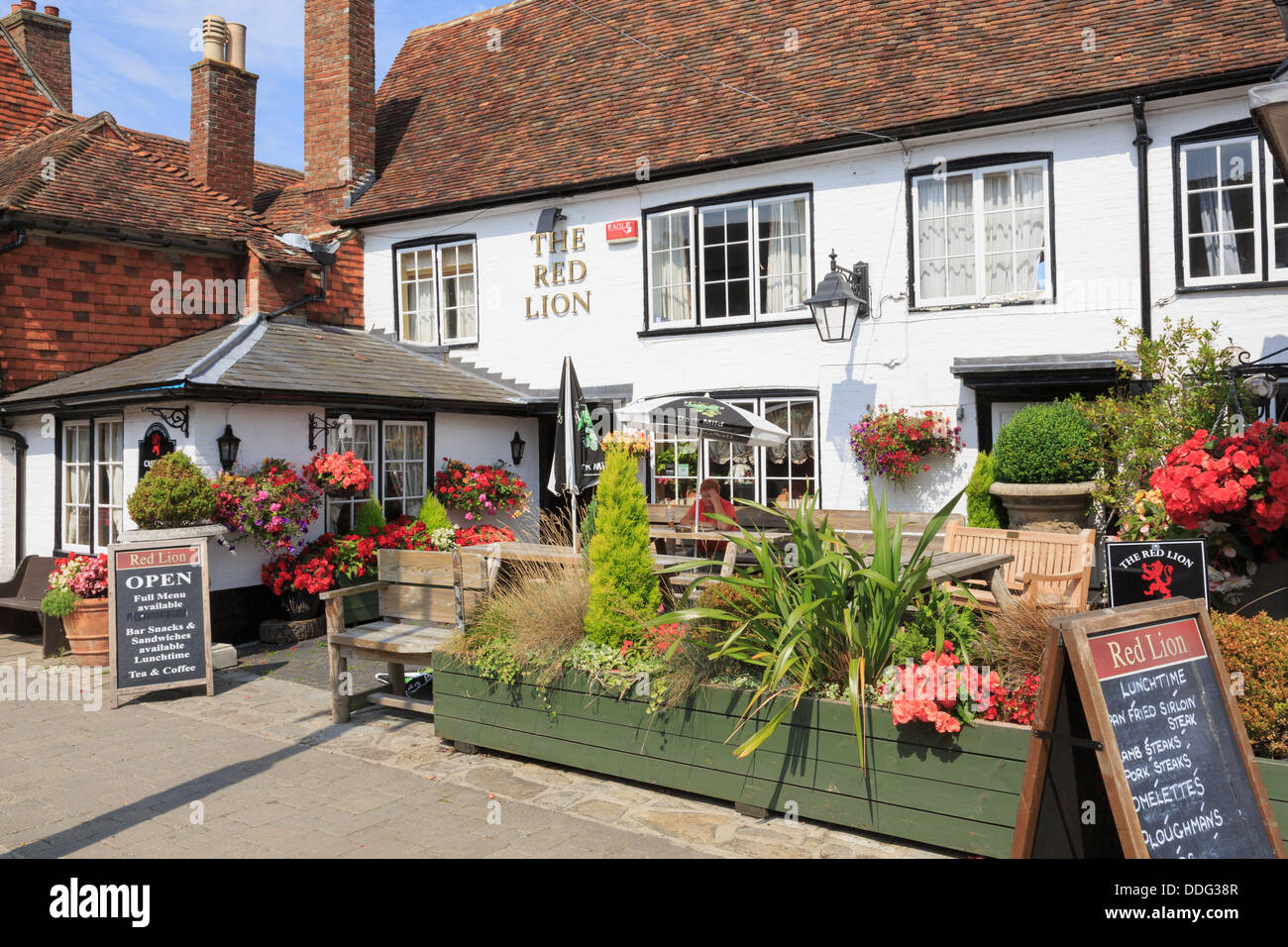 Red Lion Pub vorderen Biergarten in Biddenden, Kent, England, UK, Großbritannien Stockfoto