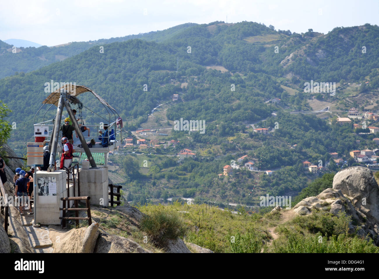 Seilrutsche zwischen zwei Bergen. Volo Angelo / Flug des Engels. Abenteuer-Aktivitäten in der Basilikata, Süditalien Stockfoto