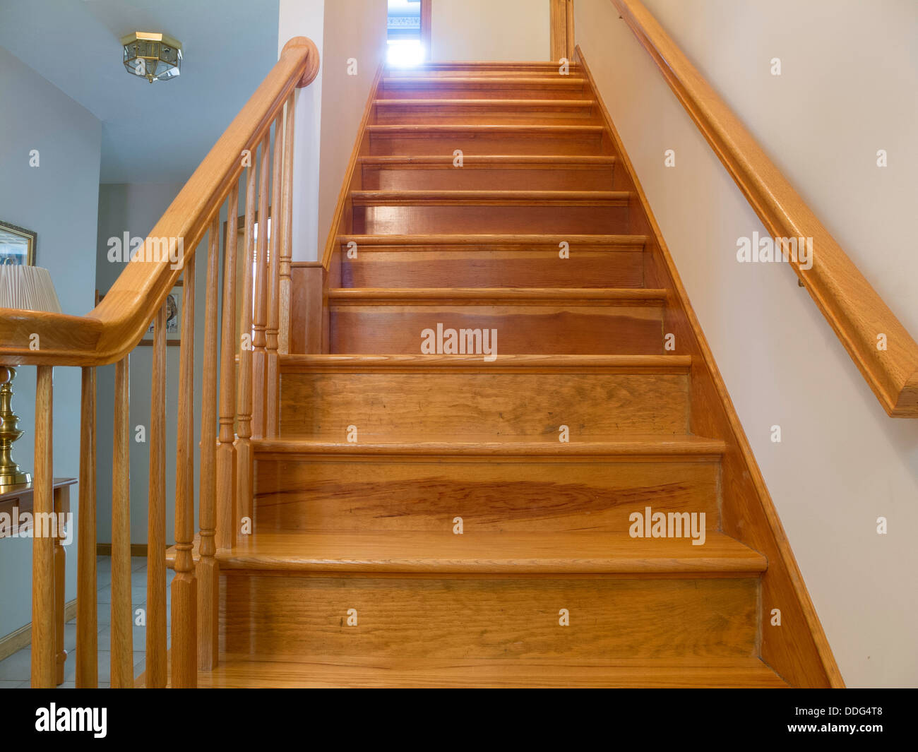 Auf der Suche nach Treppe hinauf Wohn- Stockfoto