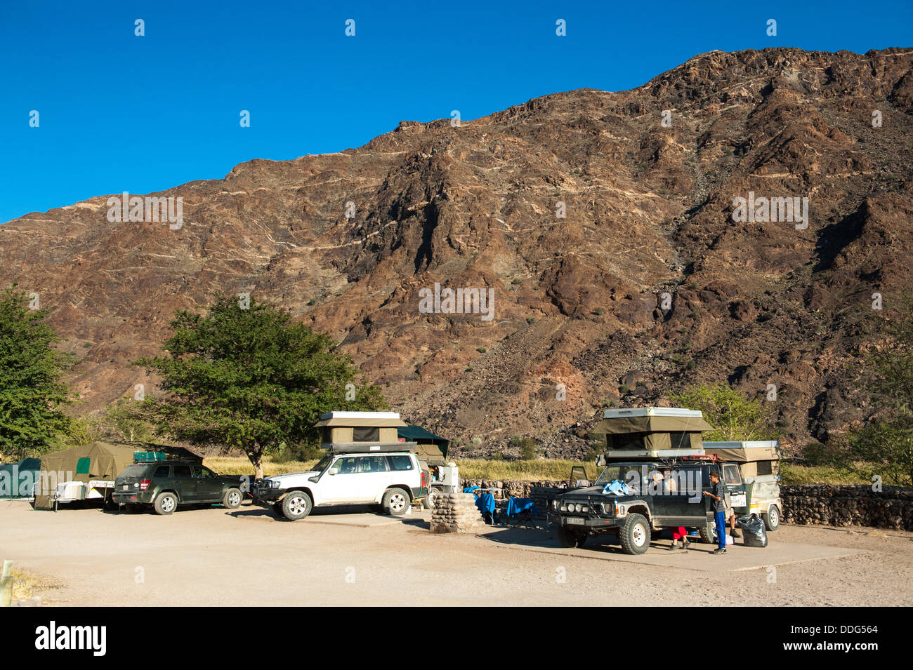 Menschen mit ihren Wohnmobil-Fahrzeugen im Ai-Ais Campingplatz, Region Süd, Namibia Stockfoto