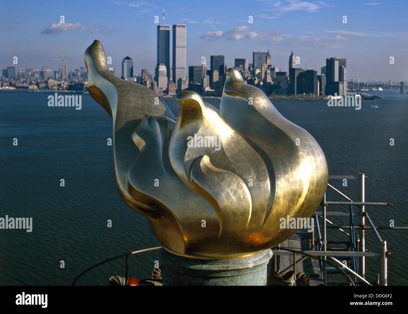 Fackel Renovierung Skyline Fotos Und Bildmaterial In Hoher Aufl Sung   Blick Auf Die Fackel Plattform Der Statue Of Liberty Blick Nach Osten In New York Harbor Ellis Island Und Lower Manhattan Wahrend Der Restaurierung Im Jahr 1984 Auf Liberty Island Ny Die Restaurierung Erfolgte Zum Hundertjahrigen Jubilaum Ddg6f2 