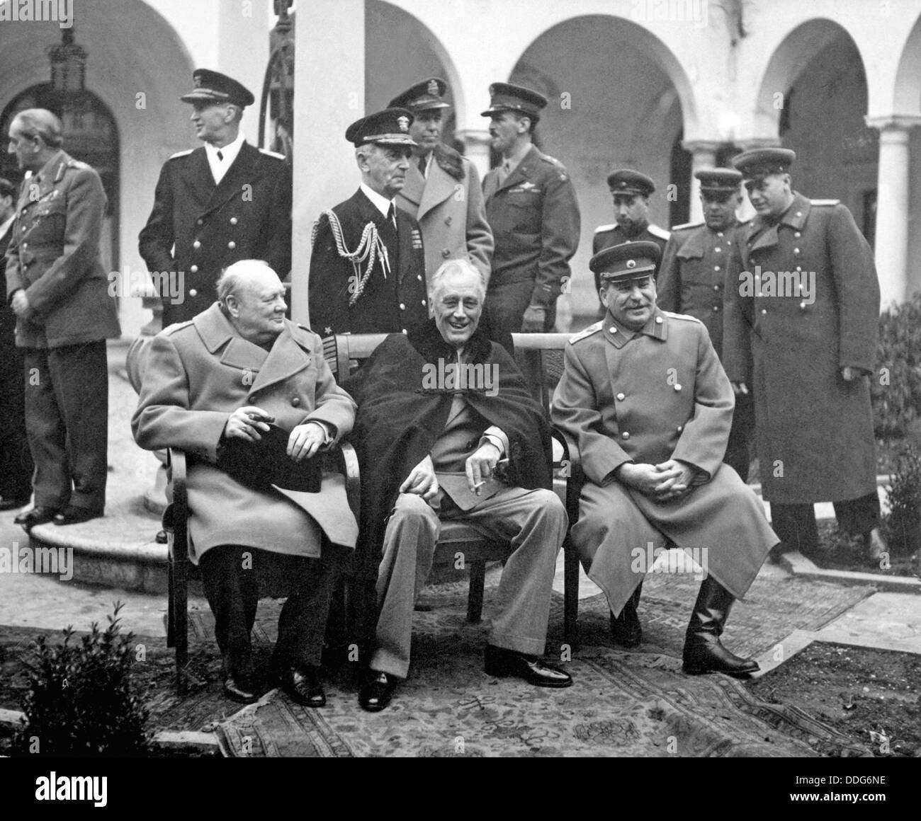 Konferenz von Jalta Februar 1945. Sitzend von l: Winston Churchill, Roosevelt, Joseph Stalin. Siehe Beschreibung unten Stockfoto