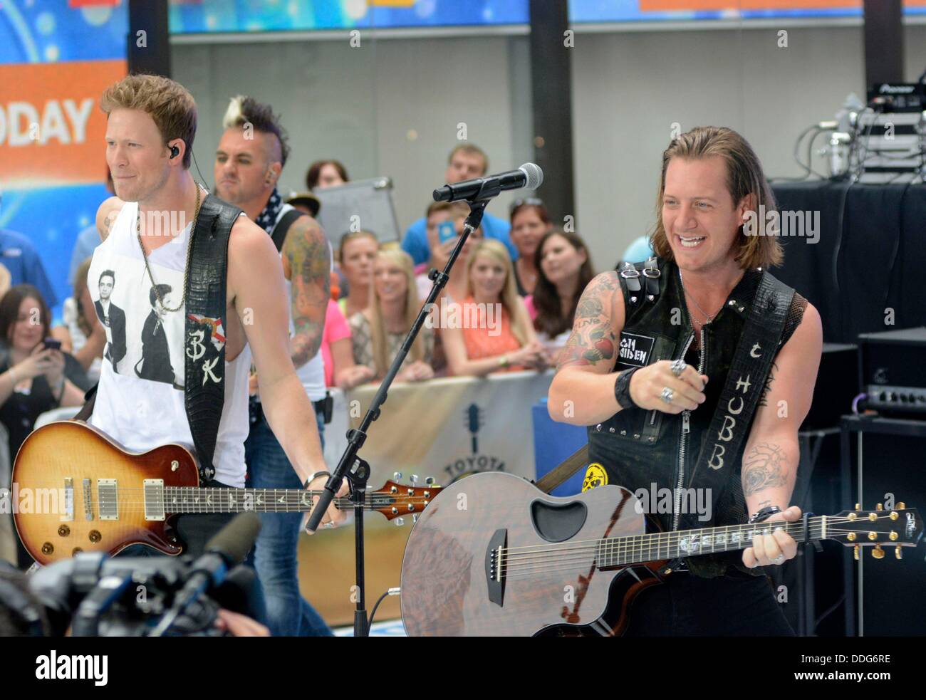 New York, NY. 2. September 2013. Brian Kelly, Tyler Hubbard bei Talkshow auftritt für NBC heute zeigen Konzert mit Florida Georgia Line und Nelly, Rockefeller Plaza, New York, NY 2. September 2013. Bildnachweis: Derek Sturm/Everett Collection/Alamy Live-Nachrichten Stockfoto