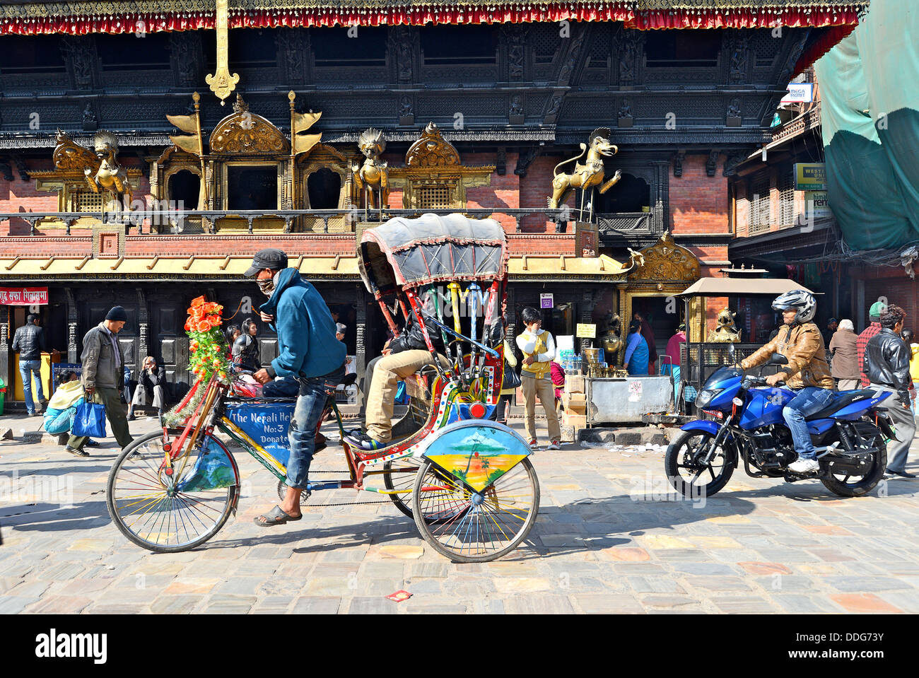 Rikscha und Motorrad auf Indra Chowk Platz vor Akash Bhairab Tempel Kathmandu-Nepal Stockfoto