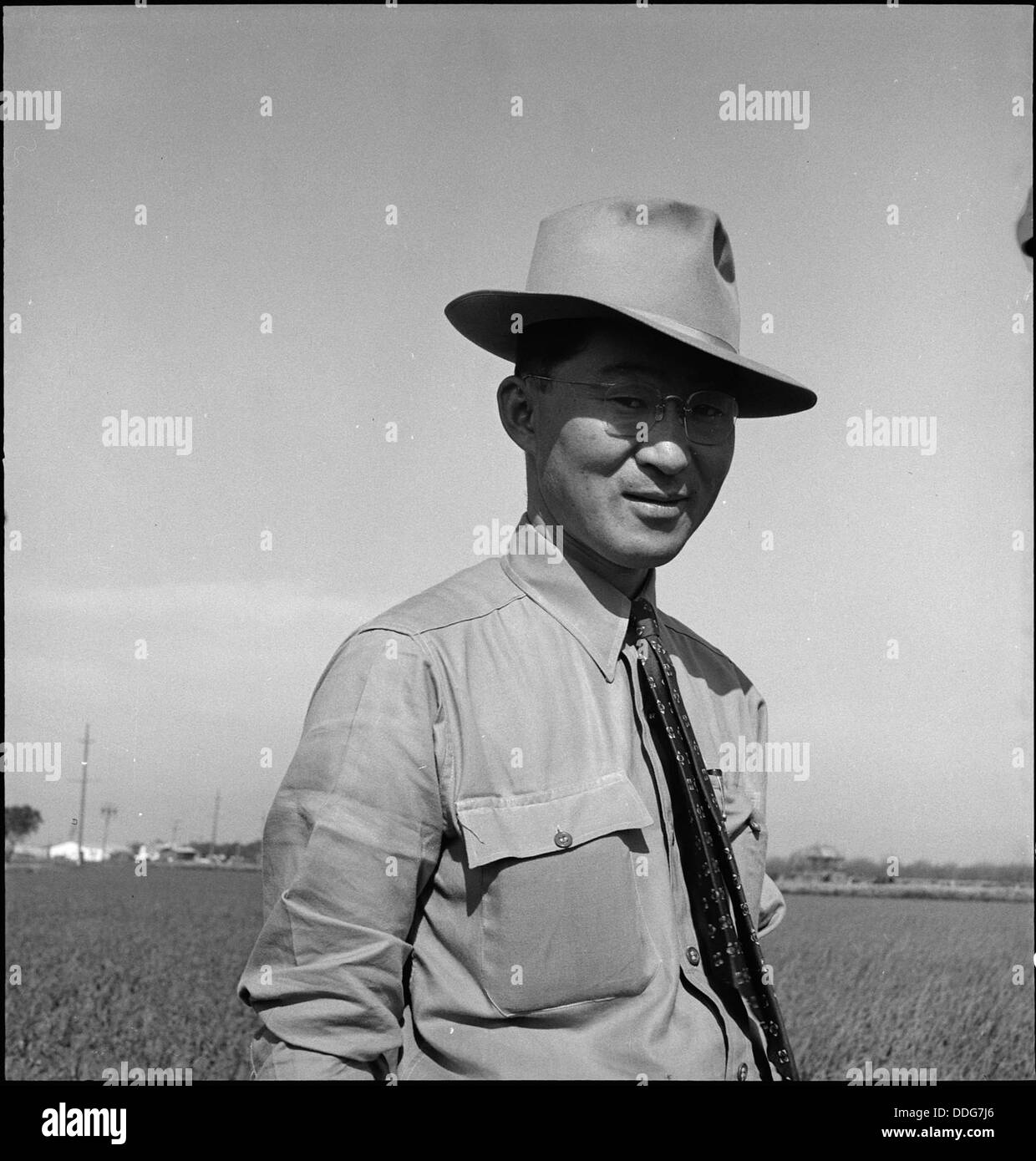 Eine Fotografie von Henry Mitarai, einem erfolgreichen Großlandwirt in Mountain View, Kalifornien. Mit 36 zeigt Mitarais mechanisierte landwirtschaftliche Praktiken den wachsenden Trend der technologieorientierten Landwirtschaft in der Region Mitte des 20. Jahrhunderts. Stockfoto