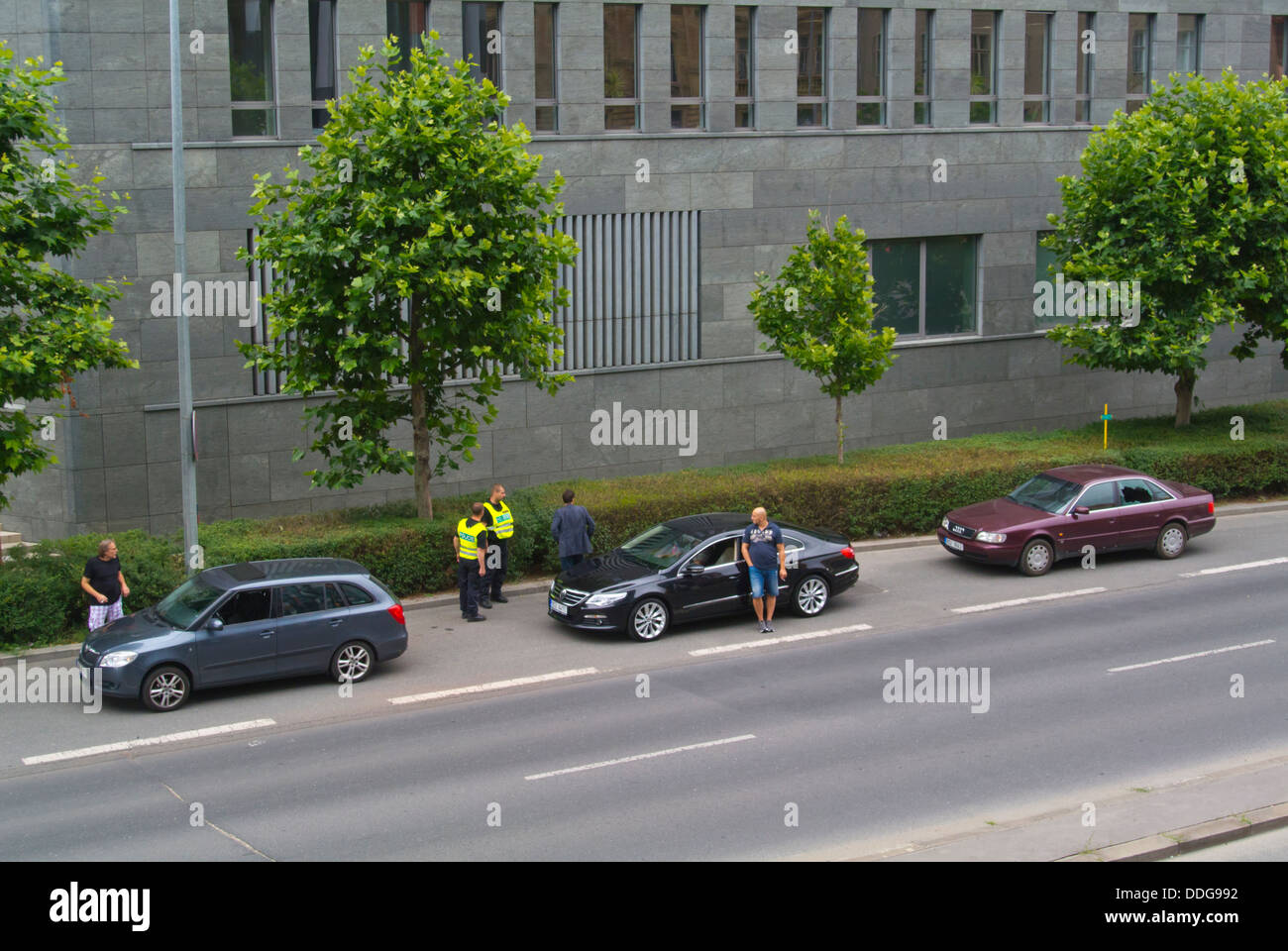 Polizei stoppt Autos wegen zu schnellen Fahrens und anderen Verkehr Verletzungen Karlin Bezirk Prag Tschechische Republik Europa Stockfoto