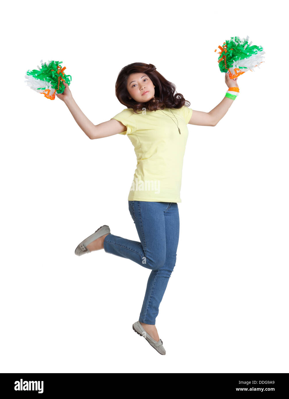 In voller Länge Portrait von junge Frau, die einen Sprung in der Luft mit indische Trikolore Pompons über weißem Hintergrund Stockfoto