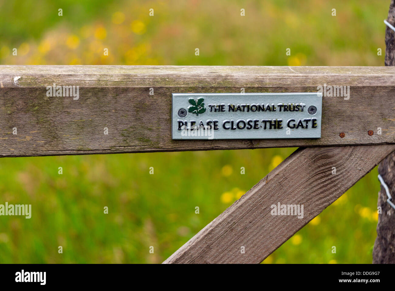 Schild am Tor bitte nahe Gate National Trust Peak District National Park Stockfoto
