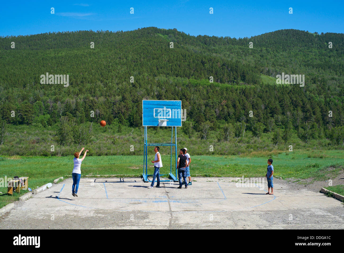 Mongolei, Ulan Bator, Nairamdal Vorort, Jungen spielen Basketball Stockfoto