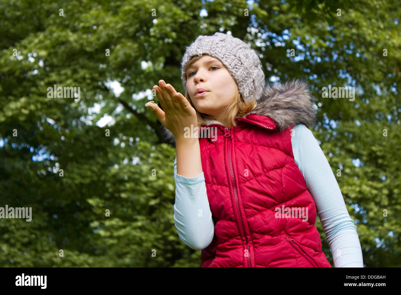 junges Mädchen bläst der Wind mit Lippen Stockfoto