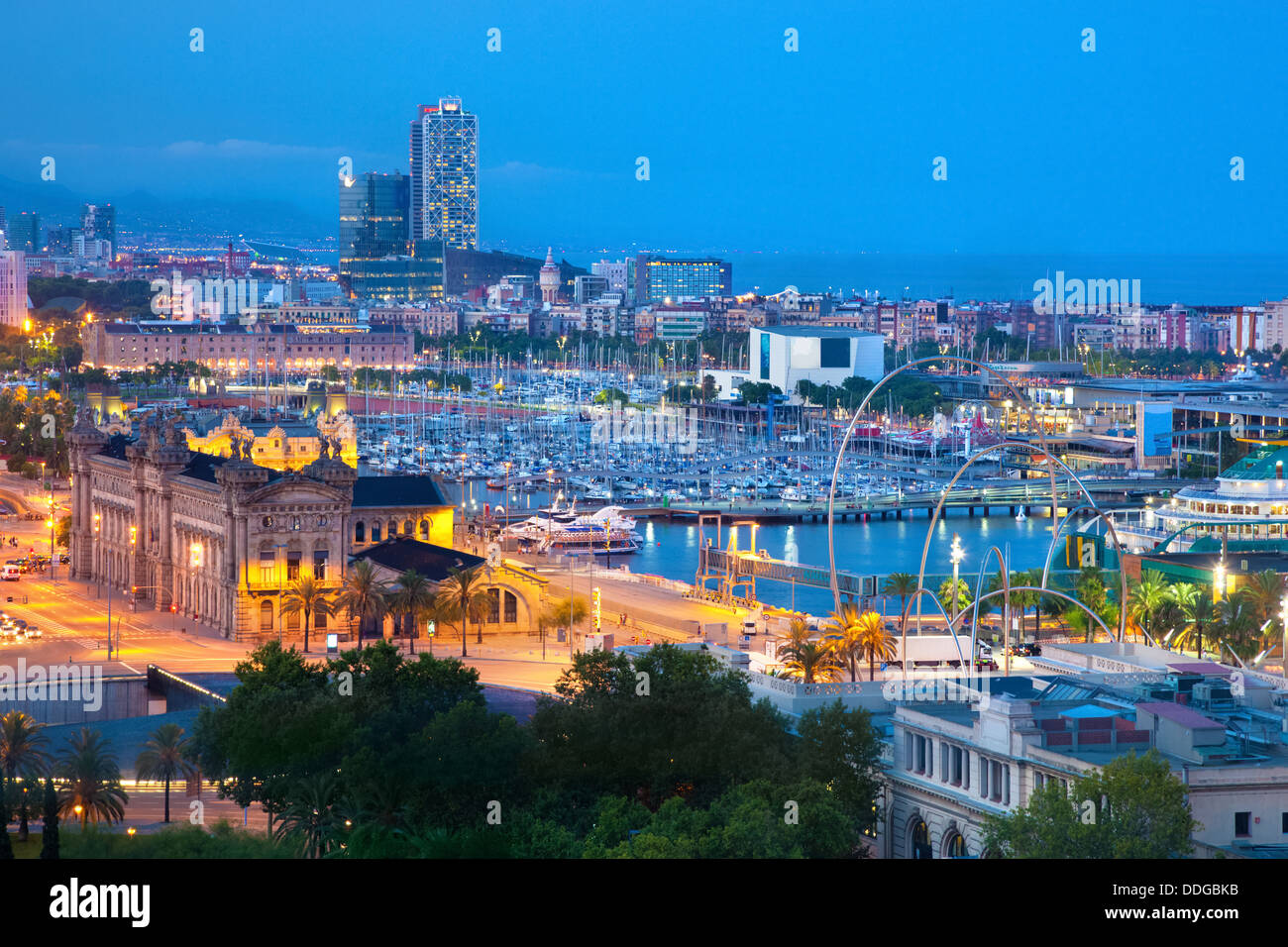 Barcelona, Spanien-Skyline bei Nacht - Blick auf den Hafen Stockfoto