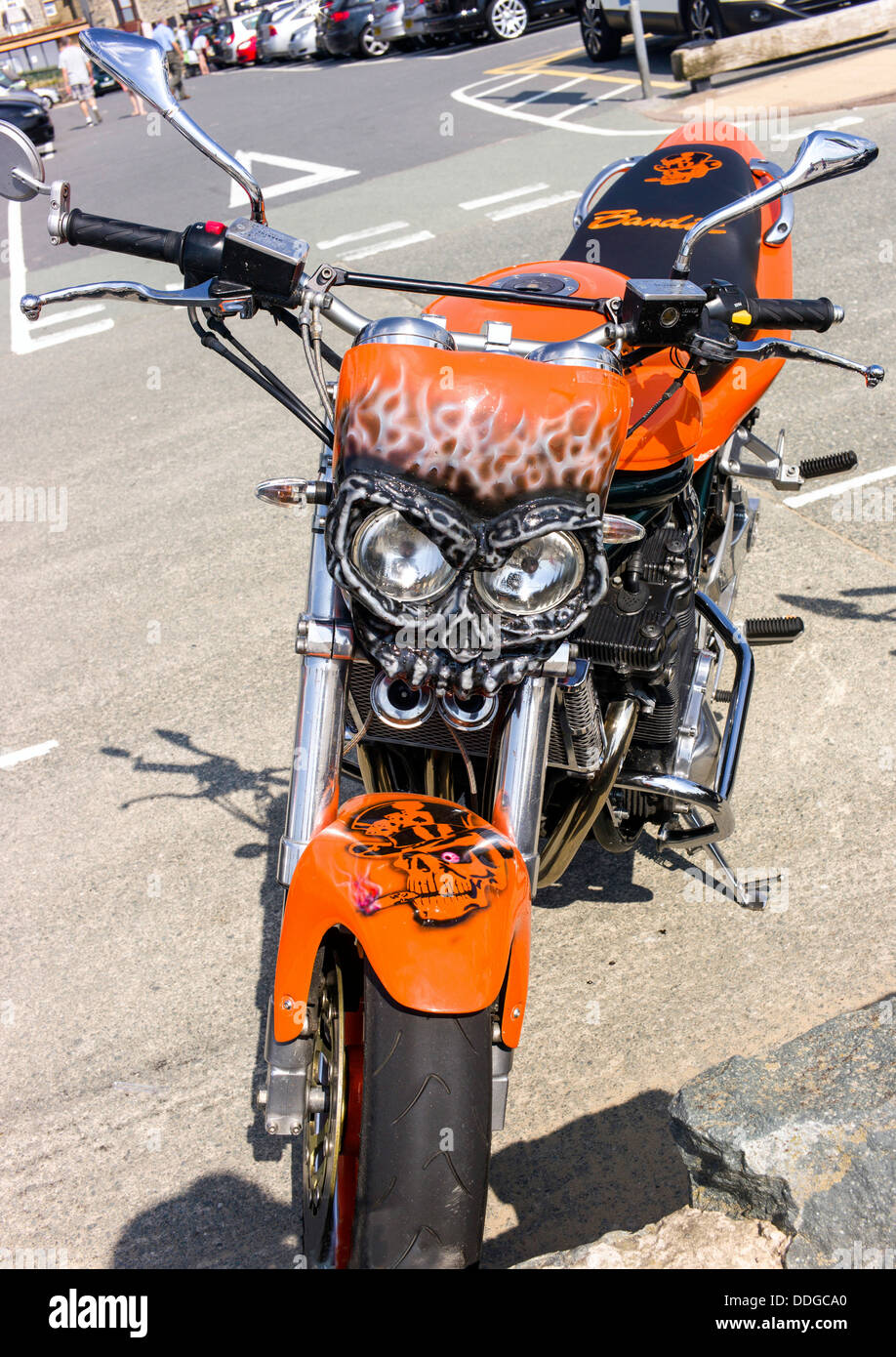 Eine Nahaufnahme eines personalisierten Motorrad vorne Schlamm Wache und Scheinwerfer Clusters, mit kein Fahrer abgestellt. Stockfoto