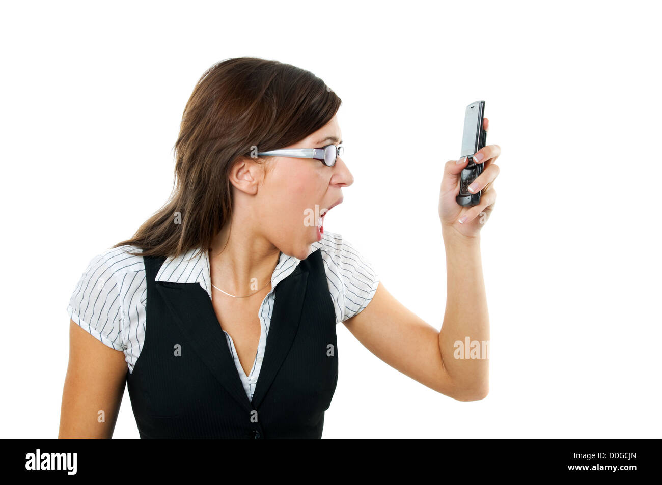 Böse Frau schreiend an ihr Mobiltelefon Stockfoto