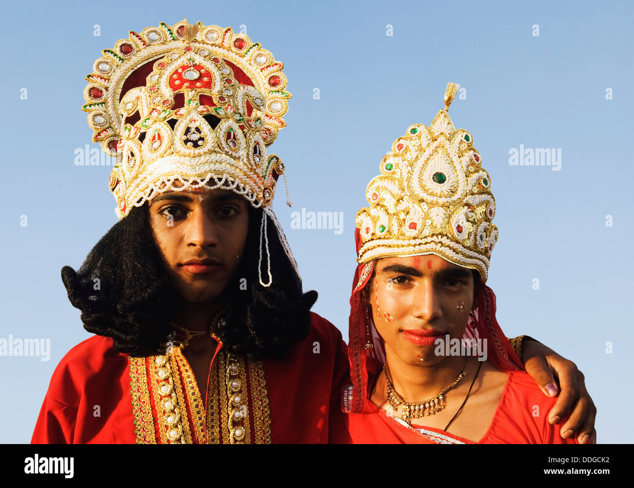 Zwei Männer gekleidet wie hinduistischen mythologischen Charakter, Jaipur, Rajasthan, Indien Stockfoto