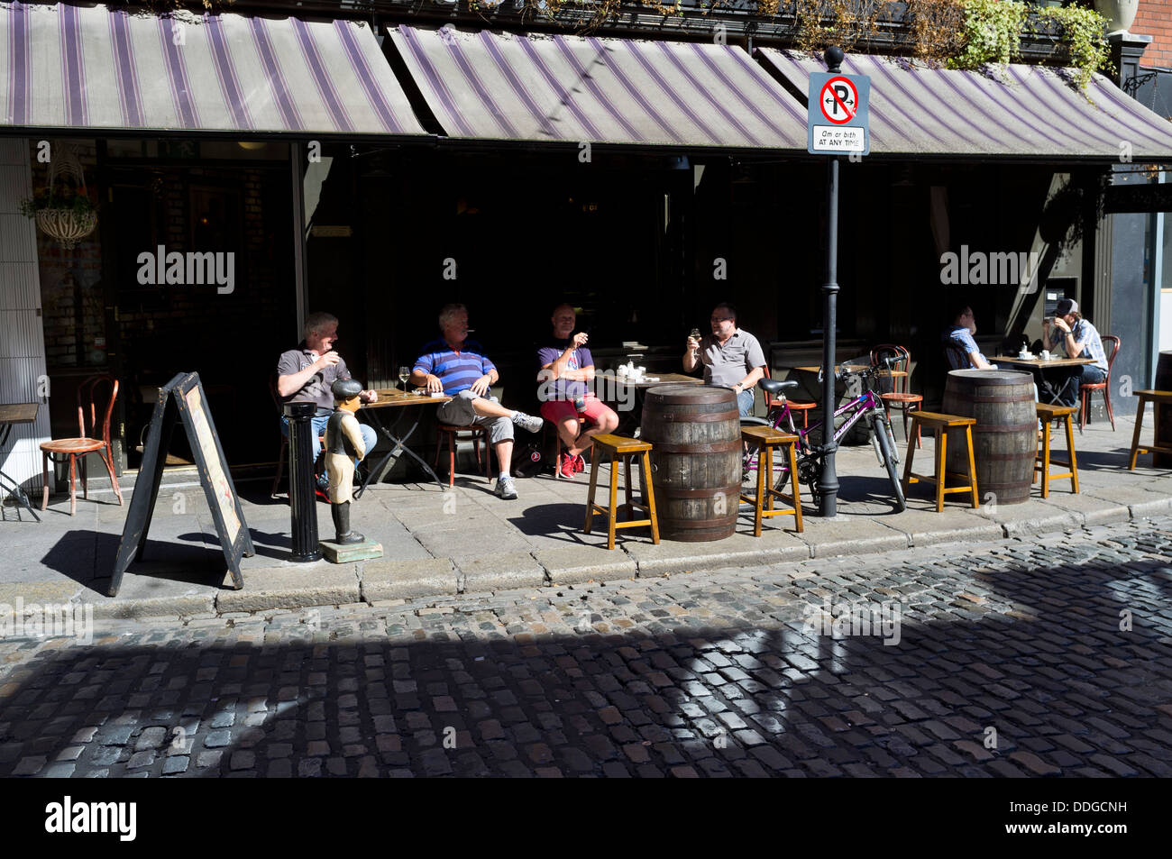 Trinken draußen auf dem Fußweg in der Temple Bar von Dublin, Irland Stockfoto