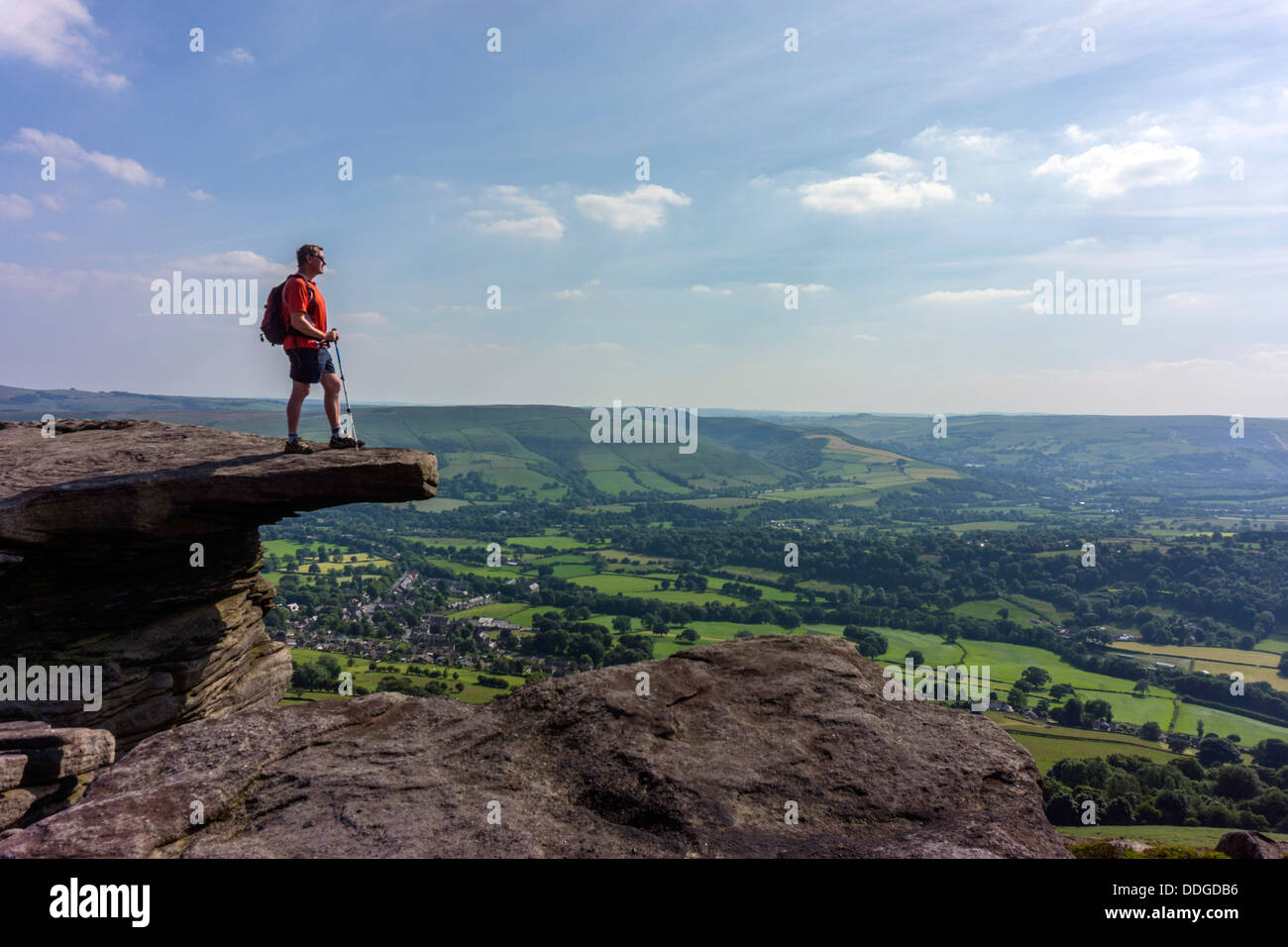 Einsame männliche Walker auf Bamford Edge, Peak District, Derbyshire Stockfoto