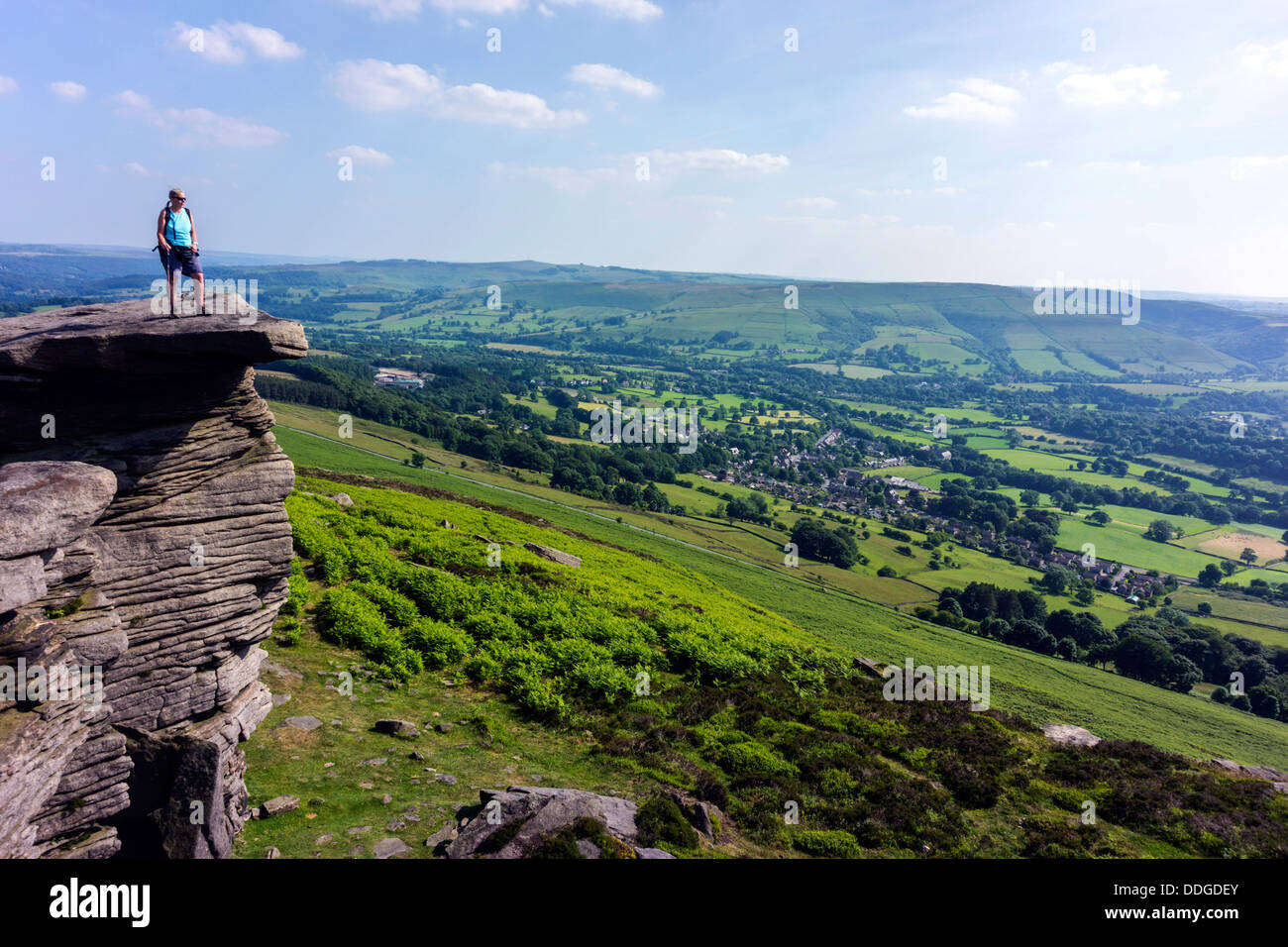 Einsame weibliche Walker auf Bamford Edge, Peak District, Derbyshire Stockfoto