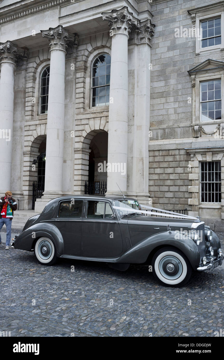 Ein Bentley Hochzeit Auto im Innenhof des Trinity College, Dublin, Irland. Stockfoto