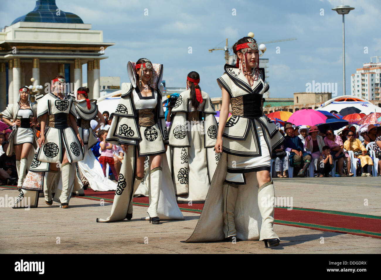Mongolei, Ulan Bator, Sukhbaatar Platz, Kostüm-Parade für das Naadam